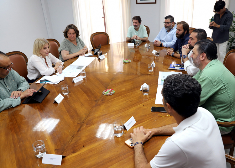 La Hermandad del Consuelo presenta a la alcaldesa el proyecto de su Capilla