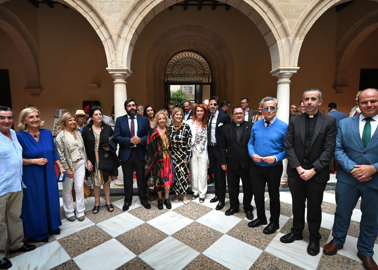 La alcaldesa inauguró la exposición ‘Vestida eres de Gracia’