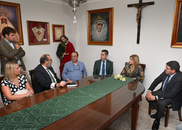La alcaldesa visita la Hermandad de La Yedra para abordar mejoras en el entorno de la Capilla