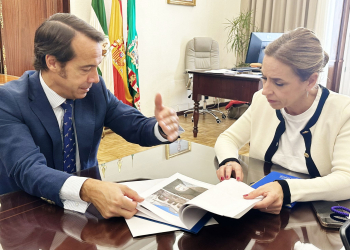 La presidenta de la Diputación conoce el proyecto de nueva sede de la Hermandad del Rocío de Jerez