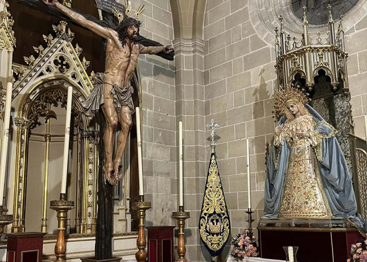 El Cristo de la Sed y María Santísima del Amparo se encuentran en la Capilla de San Pedro de la Iglesia de San Miguel
