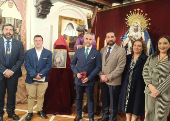 La Hermandad del Consuelo entrego la corbata al Pregonero y presento su cartel