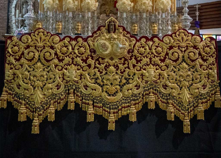 La Hermandad de la Paz de Fátima presentó la nueva bambalina frontal del palio de la Virgen del Refugio