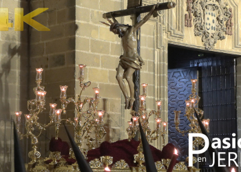 Hermandad Santo Crucifijo saliendo de Catedral