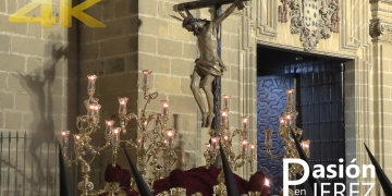 Hermandad Santo Crucifijo saliendo de Catedral