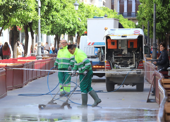 Jerez refuerza el servicio de limpieza durante la Semana Santa con 647 jornadas de trabajo