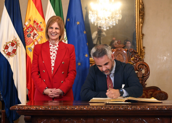 David Puerto Román, recibido en el Ayuntamiento como pregonero de la Semana Santa 2025