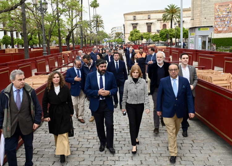 La alcaldesa supervisa la Carrera Oficial ante el inminente inicio de la Semana Santa