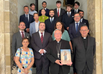 La Familia Salesiana entrega a Monseñor José Rico Pavés el expediente para la Coronación Canónica de María Auxiliadora