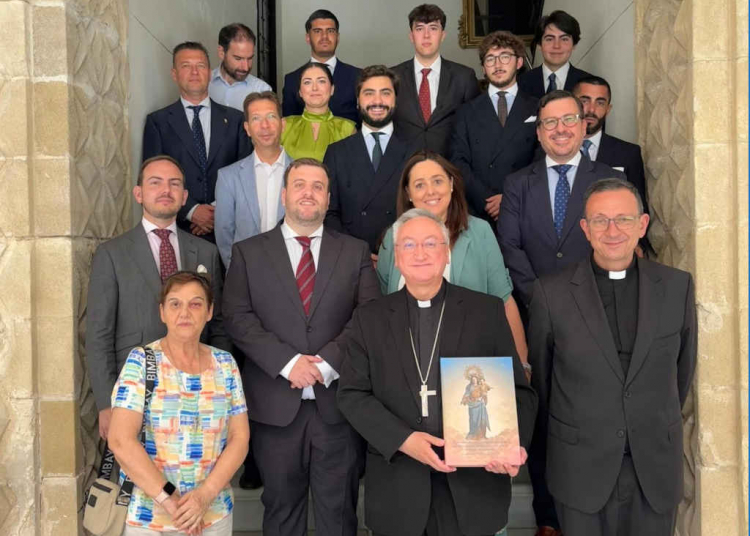 La Familia Salesiana entrega a Monseñor José Rico Pavés el expediente para la Coronación Canónica de María Auxiliadora