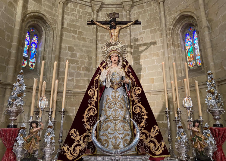 Nuestra Señora de las Lágrimas estrena un nuevo manto de vistas realizado por Fernando Calderón