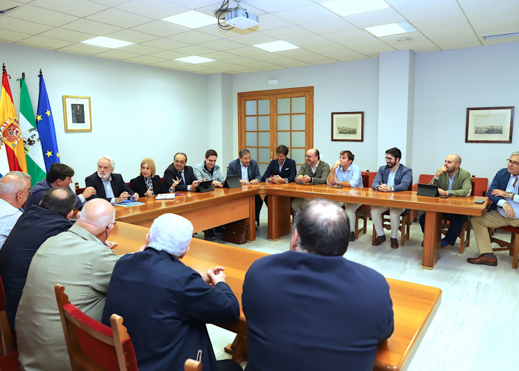 La alcaldesa se reúne con la nueva Junta de Gobierno del Santo Crucifijo para abordar mejoras en el barrio de San Miguel