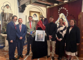 La Hermandad del Consuelo entrega la corbata al pregonero de la Semana Santa 2026