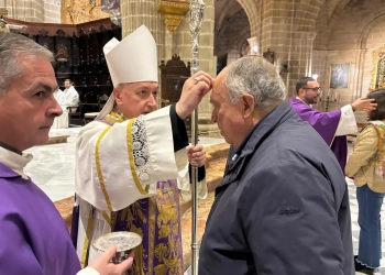 Monseñor Rico Pavés presidió en la Catedral la eucaristía del Miércoles de Ceniza