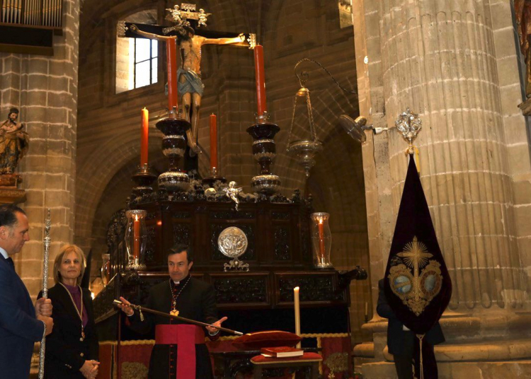 Jerez renueva su voto al Cristo de la Viga con la entrega del Bastón de Mando
