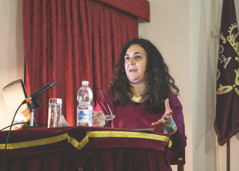 Cristina Cruces clausura los XXX Veranos Culturales Nazarenos con una mirada a Lola Flores como fenómeno cultural