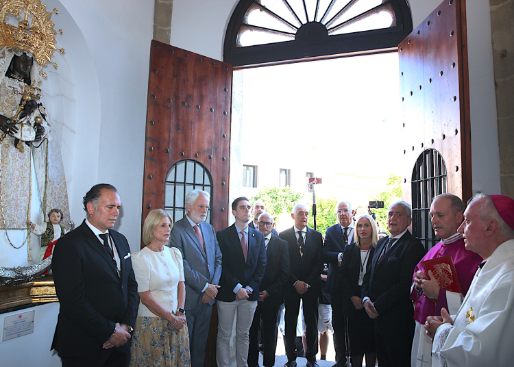 Bendecida la Capilla de la Antigua tras su recuperación por la Hermandad de la Viga