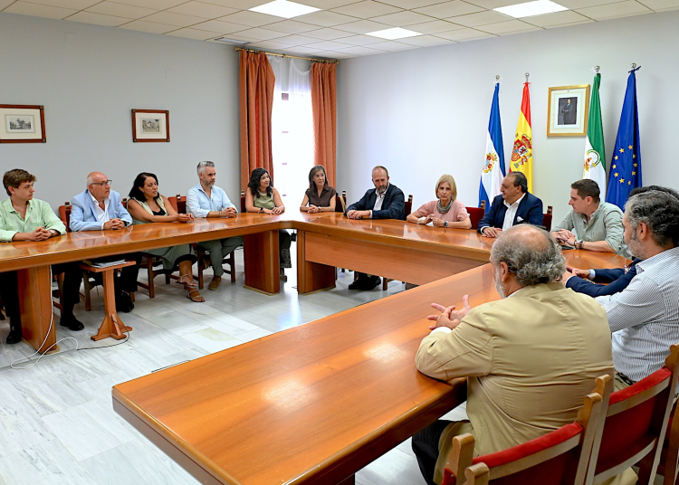 García-Pelayo recibe a la nueva Junta de Gobierno de la Unión de Hermandades