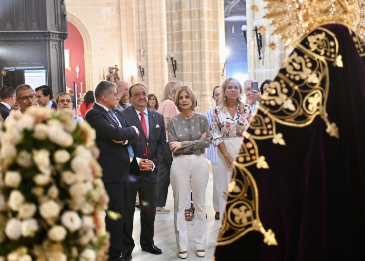 La alcaldesa felicita al barrio de Santiago por los diez años de la reapertura de su iglesia