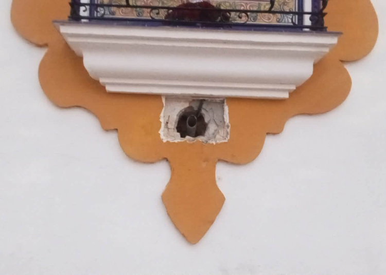 Ataque al limosnero del azulejo de Jesús de las Misericordias en la parroquia de Santa Ana